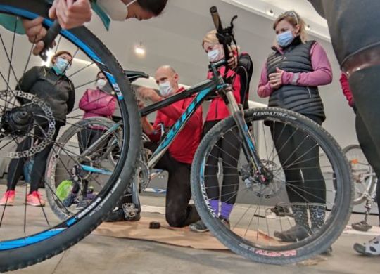 women-in-bike-bajo-gallego-taller-mecánica (1)